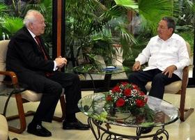 El entonces canciller español Miguel Ángel Moratinos y el presidente de Cuba, Raúl Castro, durante la última visita del primero a la Isla con el cargo de ministro de Asuntos Exteriores de España