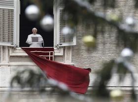 El Papa Benedicto XVI durante el Ángelus en la plaza de San Pedro, el 8 de diciembre de 2010