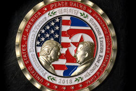 La medalla conmemorativa de la cumbre entre Donald Trump y Kim Jong-un, reunión que ha sido cancelada, y donde se describe a Kim como «líder supremo de Corea del Norte»