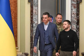 El presidente de Ucrania, Volodymyr Zelensky, y el presidente del Gobierno español, Pedro Sánchez, llegan a una rueda de prensa conjunta, en medio del ataque de Rusia a Ucrania, en Kiev, Ucrania, 23 de febrero de 2023