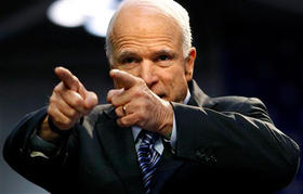 John McCain, candidato republicano a la Casa Blanca, durante un mitin el 13 de octubre en Virginia