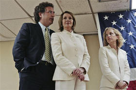 Joe García, candidato demócrata al Congresoo, junto a Nancy Pelosi, en Miami el 23 de octubre de 2008