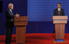 McCain y Obama, en el primer debate electoral celebrado en la Universidad de Misisipi, Oxford. (AP)