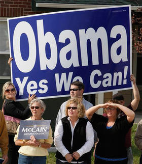 Simpatizantes de Barack Obama y John McCain, a las puertas de un restaurante de Columbia. (AP)