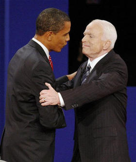 Los candidatos presidenciales Barack Obama y John McCain, durante el debate de este miércoles en Hempstead