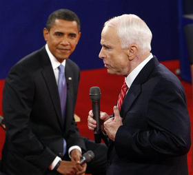 Los candidatos Barack Obama y John McCain, durante el debate este 7 de octubre en Nashville