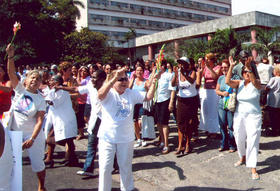 Damas de Blanco son increpadas por partidarios del régimen en las afueras del Tribunal Supremo de La Habana, 19 de marzo de 2009