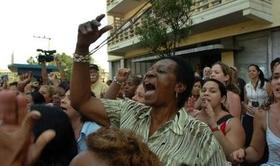 Partidarios del régimen le gritan a las Damas de Blanco en las afueras del Tribunal Supremo de La Habana, 19 de marzo de 2009