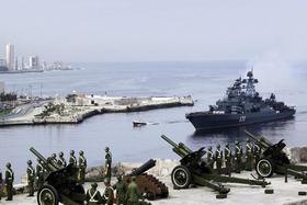 Marina de Guerra de Cuba recibe al destructor Almirante Chabanenko, 19 de diciembre. (GETTY IMAGES)