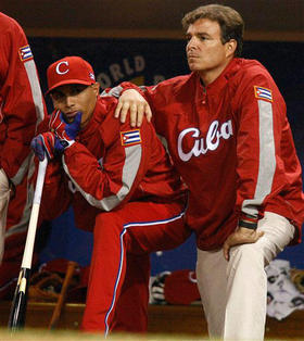 El Dr. Antonio Castro, a la derecha, contempla la derrota del equipo Cuba ante Japón, San Diego, California, 18 de marzo de 2009