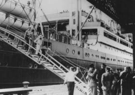 Refugiados judíos del buque St. Louis desembarcan en el puerto de Amberes,  Bélgica, 17 de junio de 1939