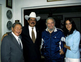 De izq. a dcha.: Raúl Castro, José Manuel Zelaya, presidente de Honduras, Fidel Castro y Hortensia Zelaya, hija del presidente de Honduras, La Habana, 4 de marzo de 2009.