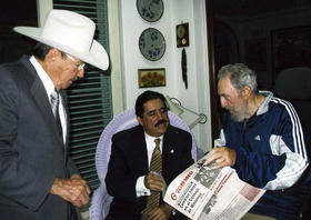 De izq. a dcha.: Raúl Castro, el presidente de Honduras y Fidel Castro, La Habana, 4 de marzo de 2009.