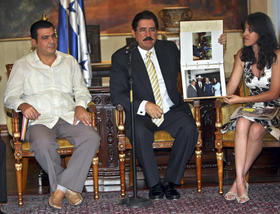 El embajador de Cuba en Honduras, José Manuel Zelaya, presidente de Honduras y su hija Hortensia en la rueda de prensa para mostrar las fotografías, 12 de marzo de 2009.