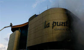 Incendio en el centro comercial 'La Puntilla', La Habana, 30 de diciembre de 2008. (AP) 