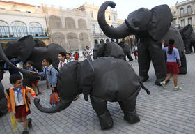  'Manada de elefantes', del artista cubano José Emilio Fuentes (JEFF) en una plaza de la Habana Vieja