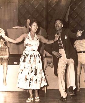 Guillot y Benny Moré, durante un ensayo de 'Cuba canta y baila' en el Teatro América