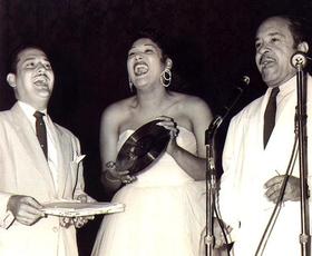 Jesús Goris, Guillot y Gabriel Tremble recogen el Disco de Oro por 'Miénteme', en Cuba, 1954