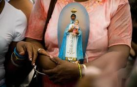 Devota de la Virgen de Regla lleva una imagen durante una procesión en La Habana