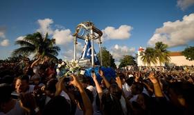Seguidores de la Virgen de Regla durante la procesión. La Habana