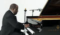 Adonis González al piano