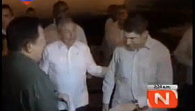 Hugo Chávez recibido por Raúl Castro en Aeropuerto José Martí
