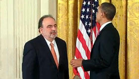 Obama condecora al profesor Roberto González Echevarría