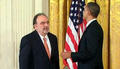 Obama condecora al profesor Roberto González Echevarría