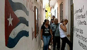 Trece disidentes cubanos inician una huelga de hambre