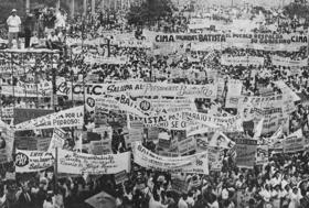 Acto de desagravio tras el asalto al palacio presidencial, al entonces gobernante de Cuba, Fulgencio Batista, el 7 de abril de 1957