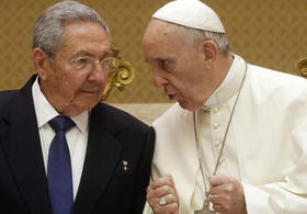 El papa Francisco recibe a Raúl Castro en el Vaticano