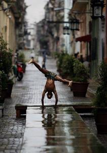 Un niño en La Habana disfruta de un aguacero el 2 de junio de 2010