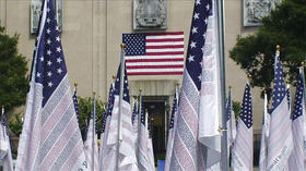 Vista de un grupo de las 2.976 banderas con los nombres de las víctimas de los ataques terroristas de 2001 en Nueva York y Washington