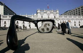 Réplica gigante de las gafas rotas de Salvador Allende. En La Moneda, Santiago de Chile. (AP)