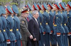 El gobernante Raúl Castro durante una ceremonia de homenaje en la Tumba del Soldado en Moscú