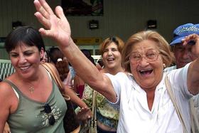 Una mujer recibe efusivamente a familiares llegados de Estados Unidos, en la terminal 2 del aeropuerto José Martí de La Habana (Cuba), en esta foto de archivo de julio de 2004