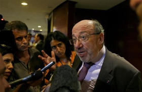 El comisario europeo de Desarrollo y Ayuda Humanitaria, Louis Michel, habla con la prensa durante su visita a la Isla. La Habana, 19 de marzo de 2009. (AP) 