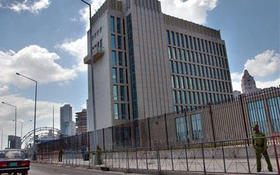 Un soldado del Regimiento de Protección y Seguridad a Sedes Diplomáticas custodia la Oficina de Intereses de EEUU en La Habana, en esta foto de archivo