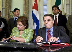 Patricia Espinosa y Pérez Roque, cancilleres de México y Cuba, firmaron en marzo un acuerdo de colaboración en La Habana. (AFP)