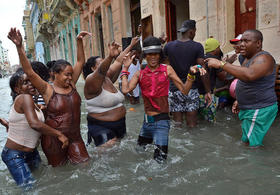Habaneros bailan y se divierten tras el paso del huracán Irma