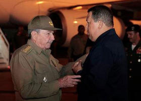 El presidente venezolano Hugo Chávez habla con el gobernante cubano Raúl Castro, a su llegada a La Habana el sábado 24 de marzo de 2012