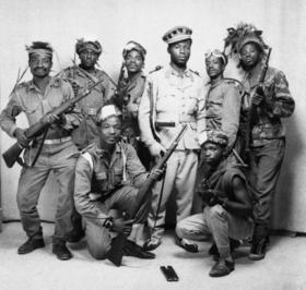 Un grupo de rebeldes congoleses conocidos como los Simbas, foptografiados en diciembre de 1964 en Stanleyville