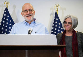 Alan Gross, con su esposa, Judy, en Washington