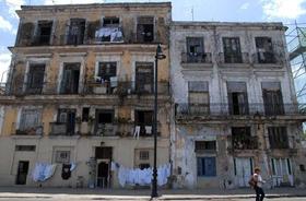 Una mujer camina frente a un edificio multifamiliar en La Habana (Cuba), en esta foto de archivo de julio de 2008