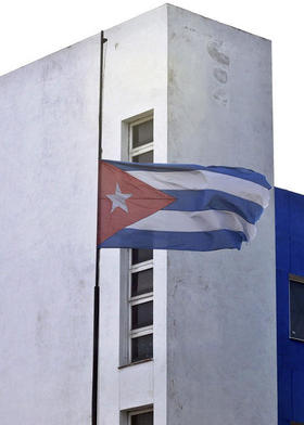 Una bandera cubana ondea a media asta en un edificio oficial de La Habana, el martes 12 de diciembre de 2011. El Gobierno cubano decretó tres días de duelo oficial en la isla por la muerte de Kim Jong-il