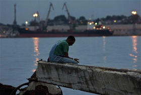 Un habanero intenta pescar en las aguas negras de la bahía, el 24 de octubre de 2008. (AP)