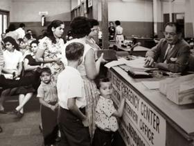 Cubanos exiliados en la Torre de la Libertad, Miami, en esta foto de archivo