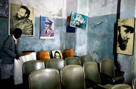 Imágenes de Fidel y Raúl Castro en un deteriorado local en Cuba