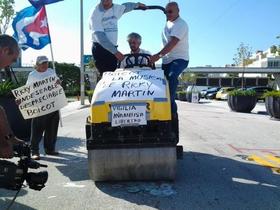 Acto en Miami del grupo Vigilia Mambisa contra el cantante Ricky Martin