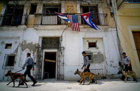 Policías con perros en La Habana
